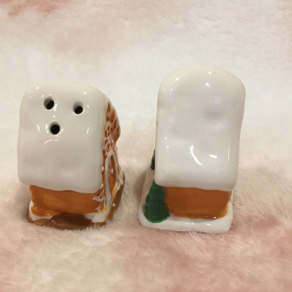 Ceramic Christmas Gingerbread House Mini Salt & Pepper Shaker Set of Two NWOT - Picture 4 of 10